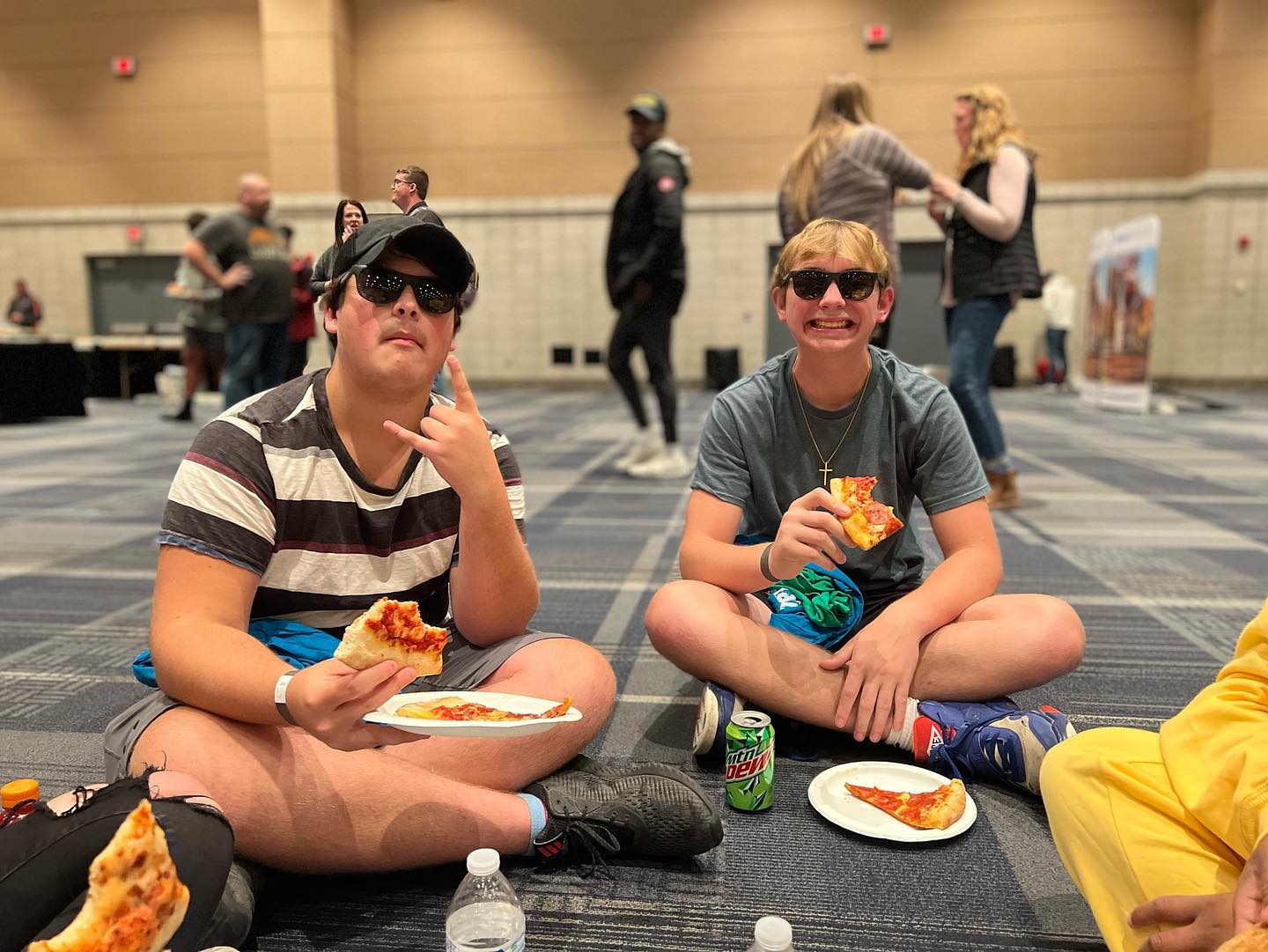 kids eating pizza
